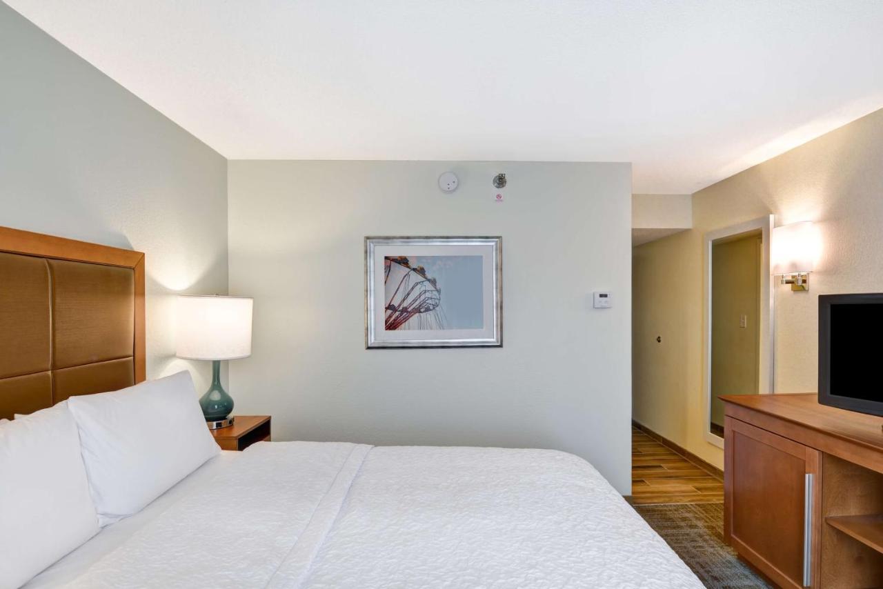 King Room with Roll-In Shower - Mobility/Hearing Accessible - Non-Smoking at Hampton Inn State College