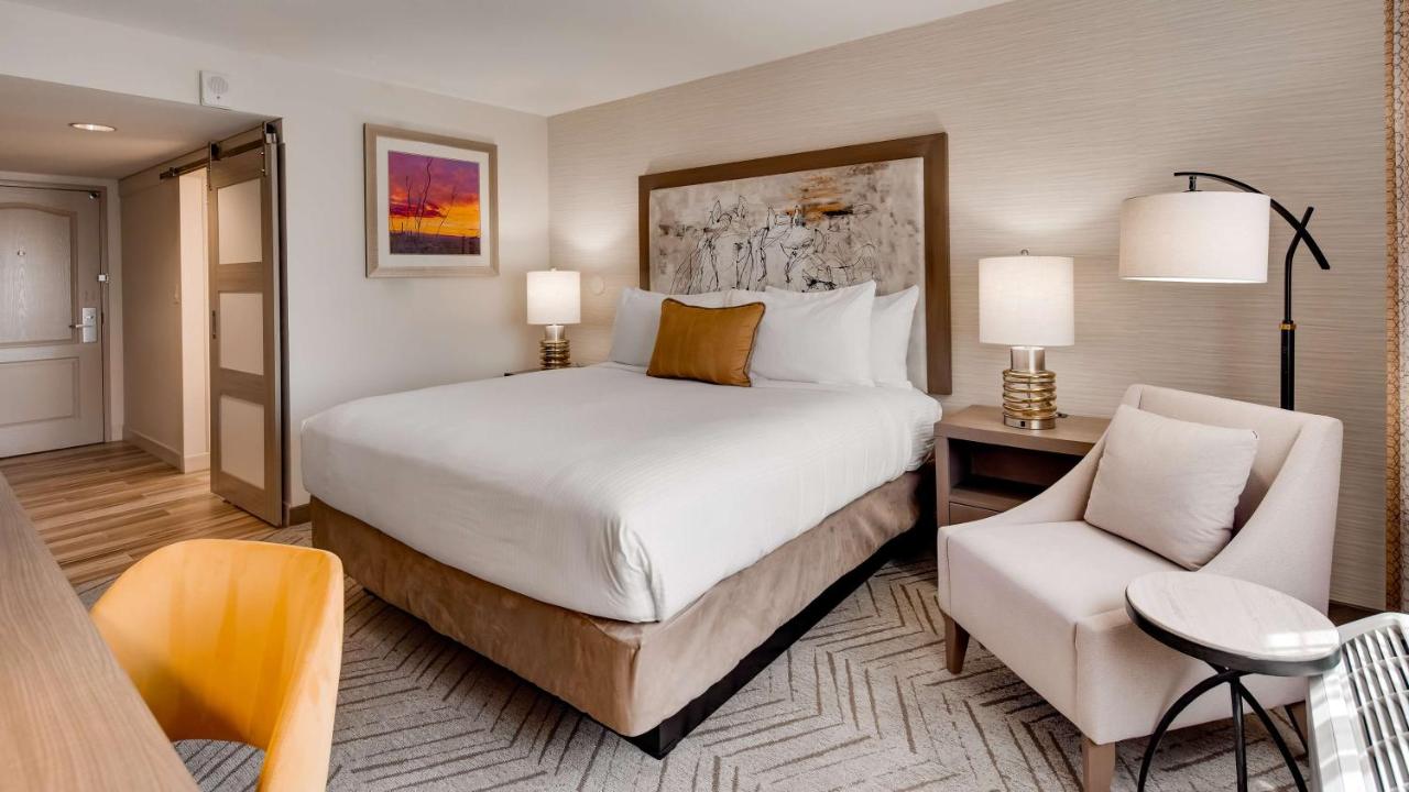 King Room with Mobility Accessible Roll-In Shower at Aiden by Best Western Scottsdale North