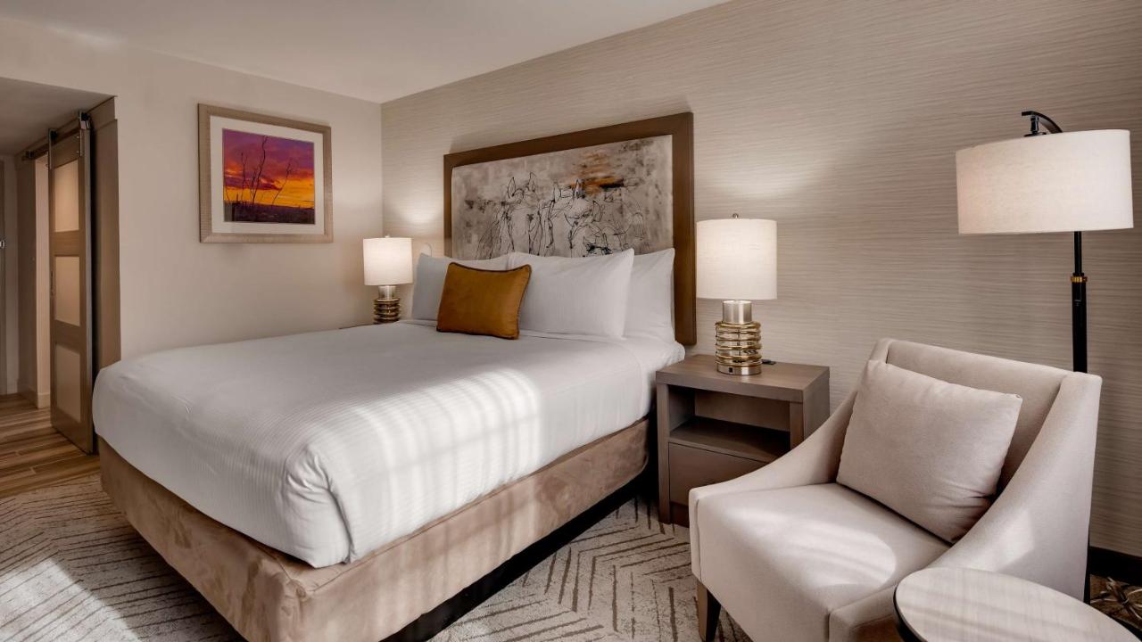 King Room with Mobility Accessible Roll-In Shower at Aiden by Best Western Scottsdale North