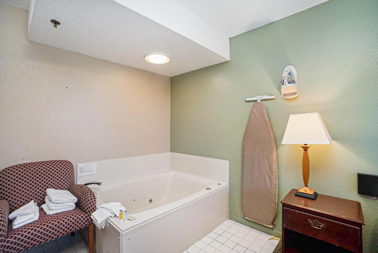 Deluxe King Room - Non-Smoking at Super 8 by Wyndham Mt. Pleasant