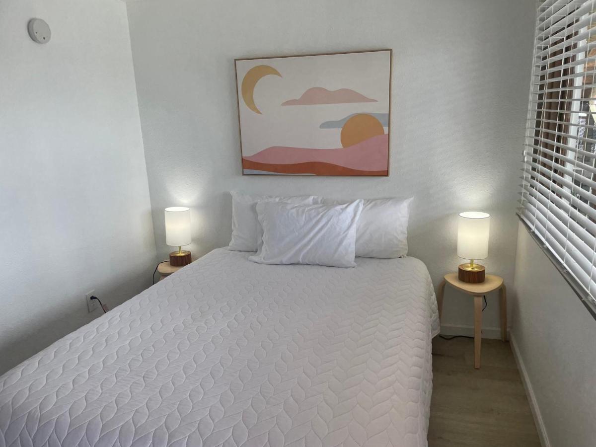 | 1 Queen Bed