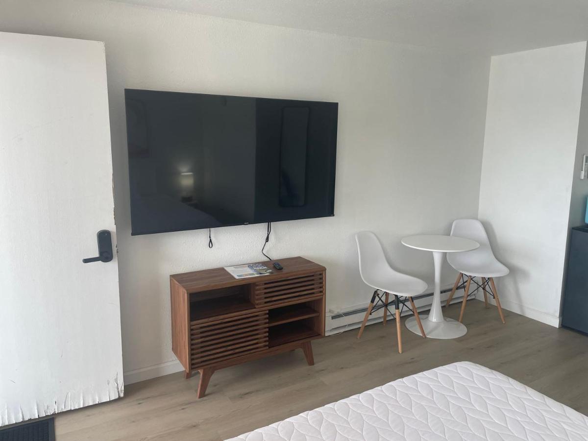 | 1 Queen Bed