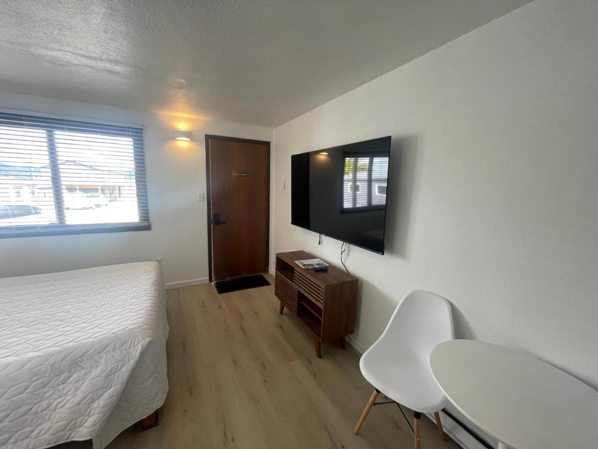 | 1 Queen Bed