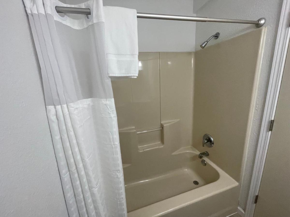 | 1 Queen Bed