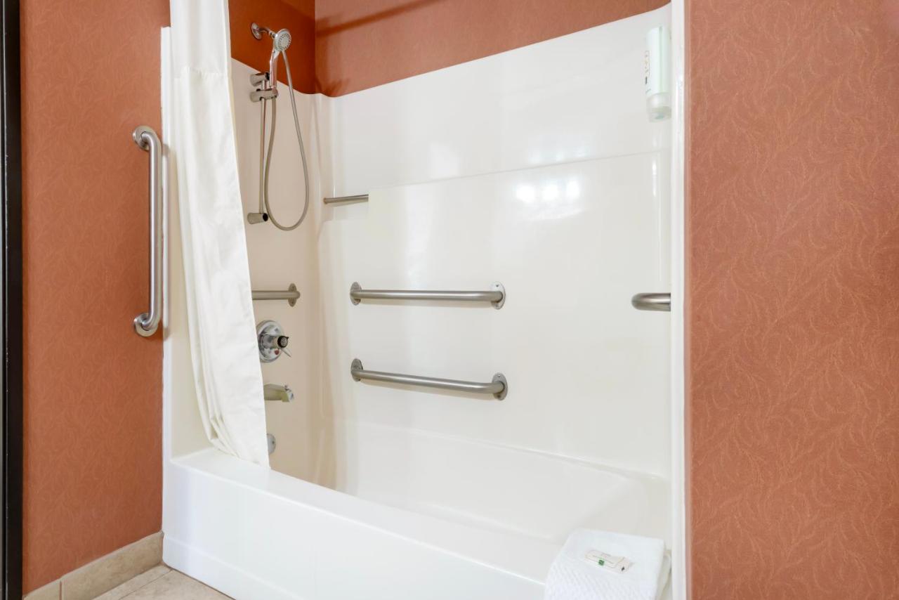 Queen Room - Disability Access/Non-Smoking at Quality Inn Bemidji
