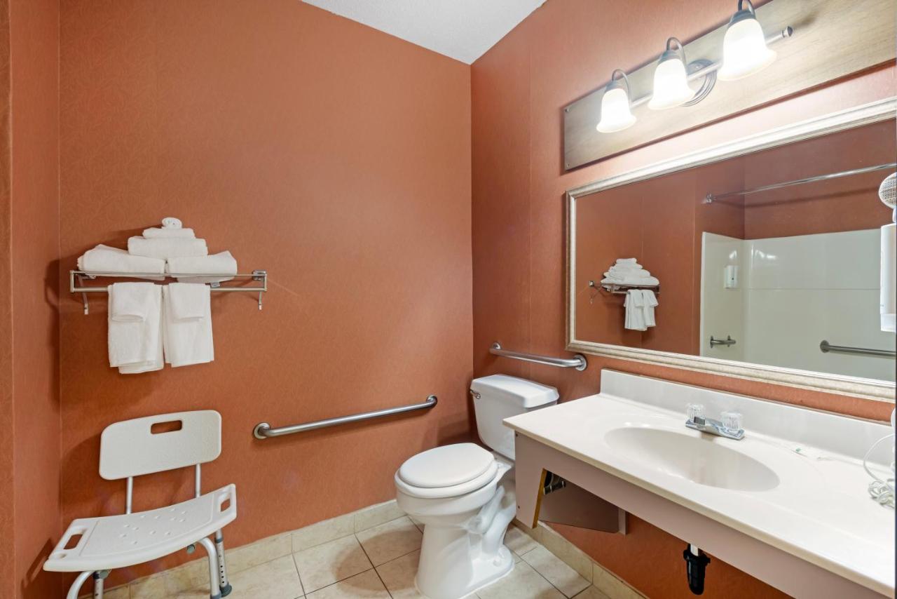 Queen Room - Disability Access/Non-Smoking at Quality Inn Bemidji