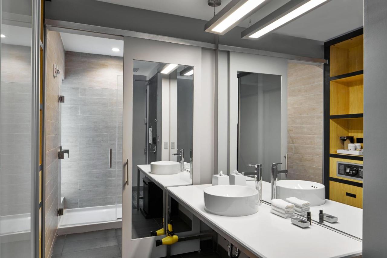 Aloft, Guest room, 2 Queen at Aloft by Marriott Miami Aventura