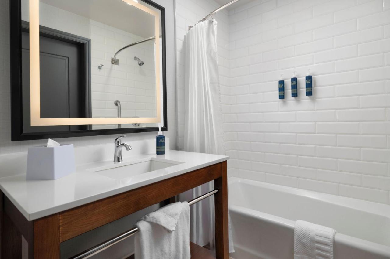 Guest Room, 1 King at Four Points by Sheraton San Jose Downtown