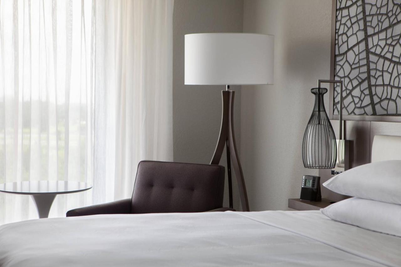 Guest room with Two Queen Beds, Lake view at Marriott Orlando Airport Lakeside