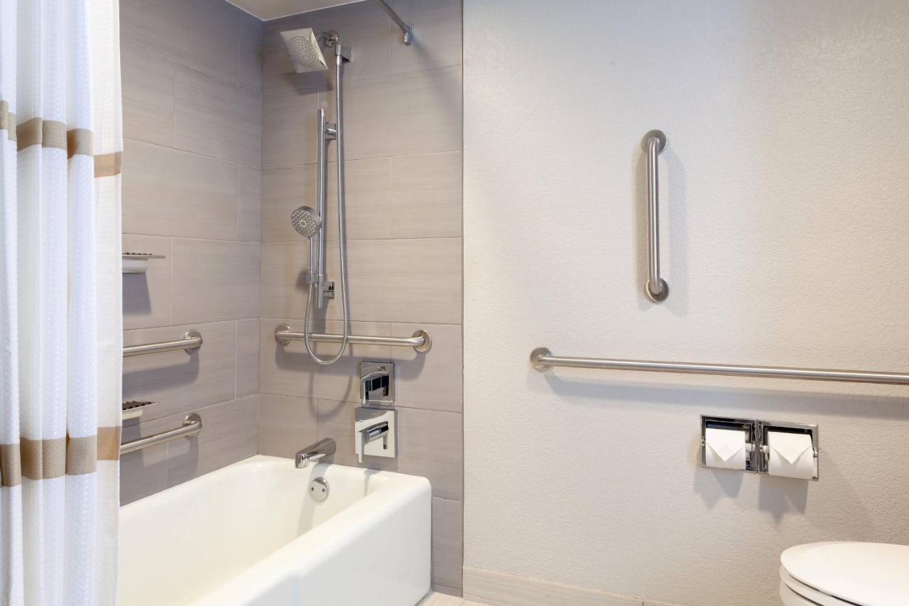 Guest Room with Two Queen Beds at Marriott Orlando Airport Lakeside