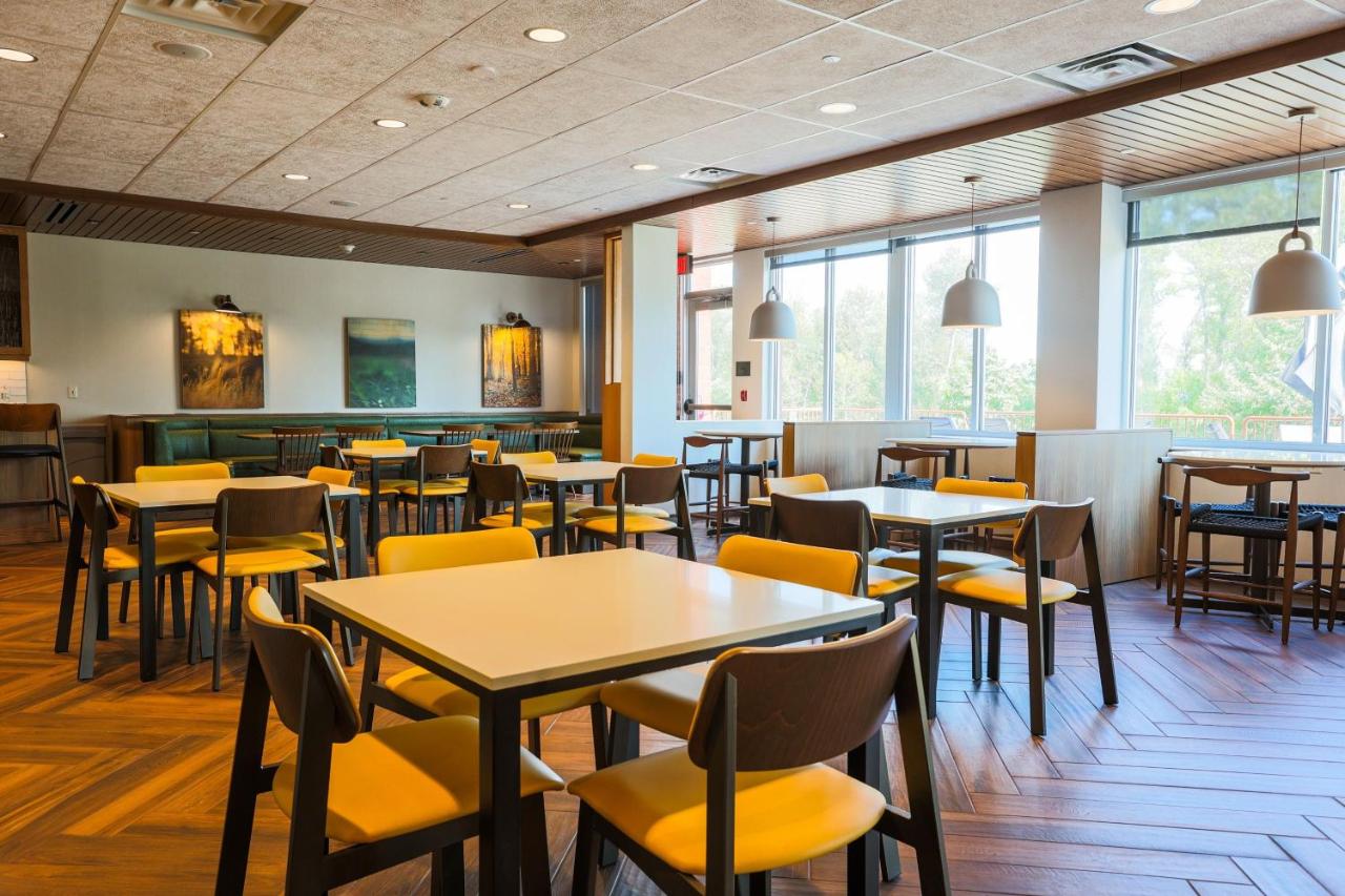 | Fairfield Inn & Suites Marquette