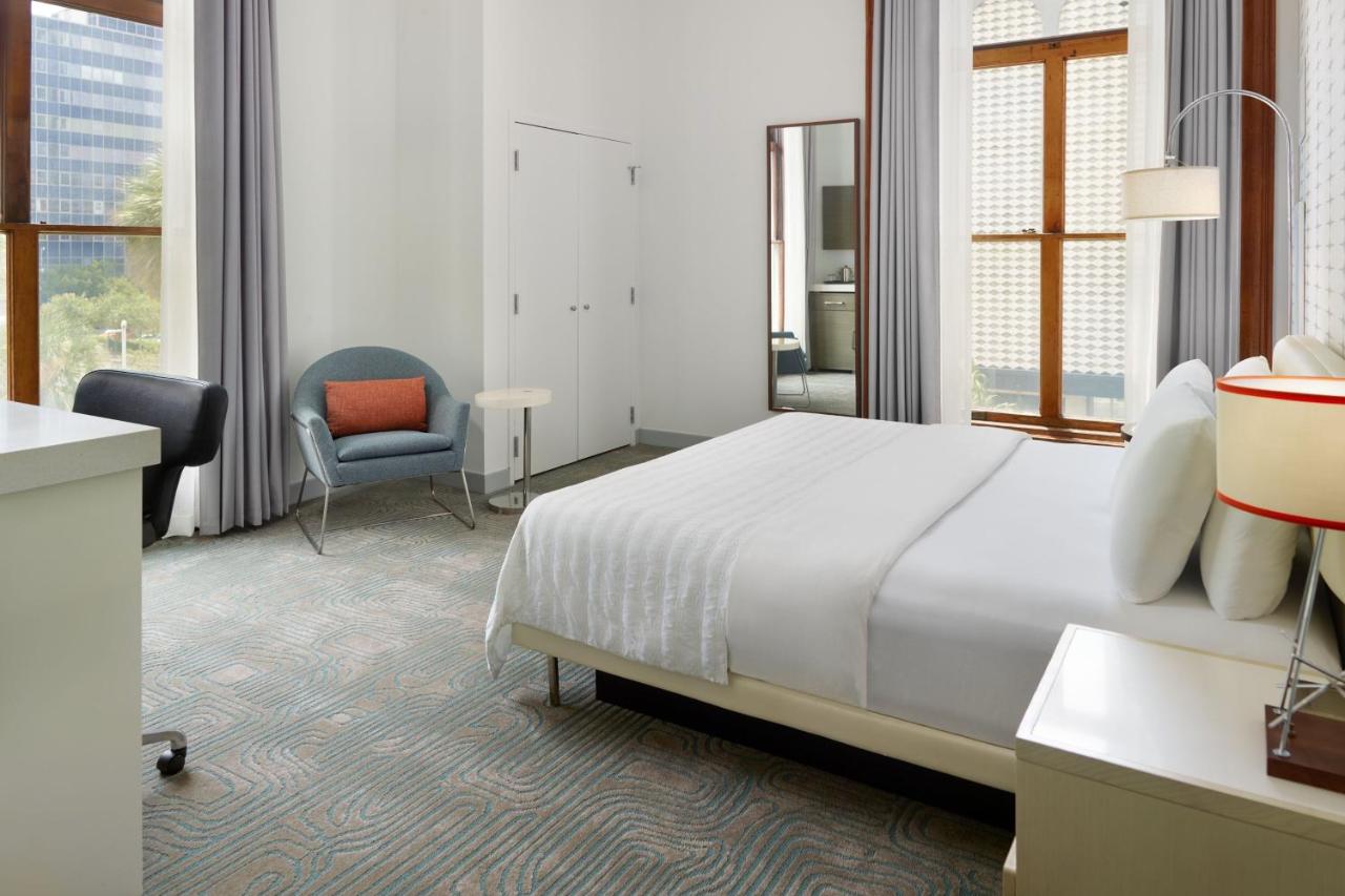 Deluxe, Guest room, 1 King, Corner room at Le Méridien Tampa, The Courthouse