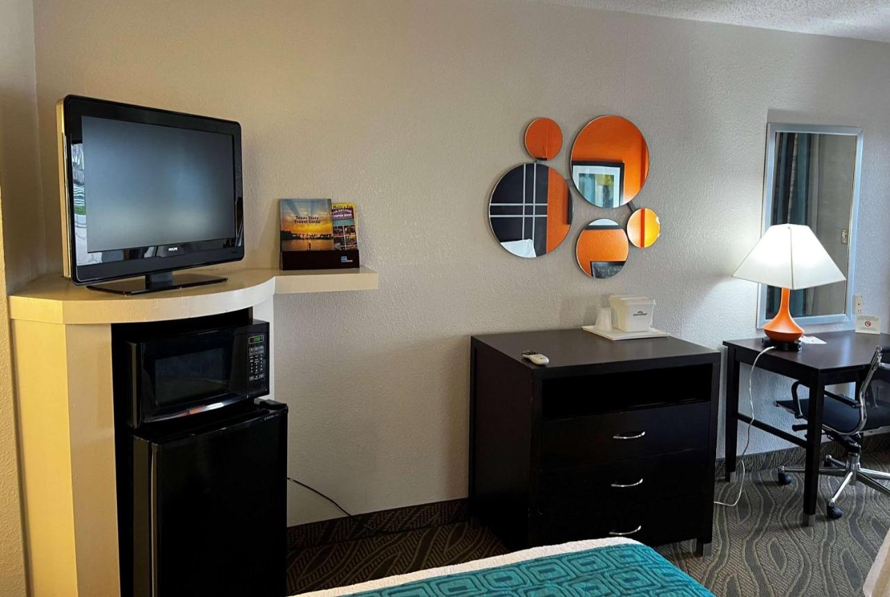 | Howard Johnson Houston Heights - Downtown