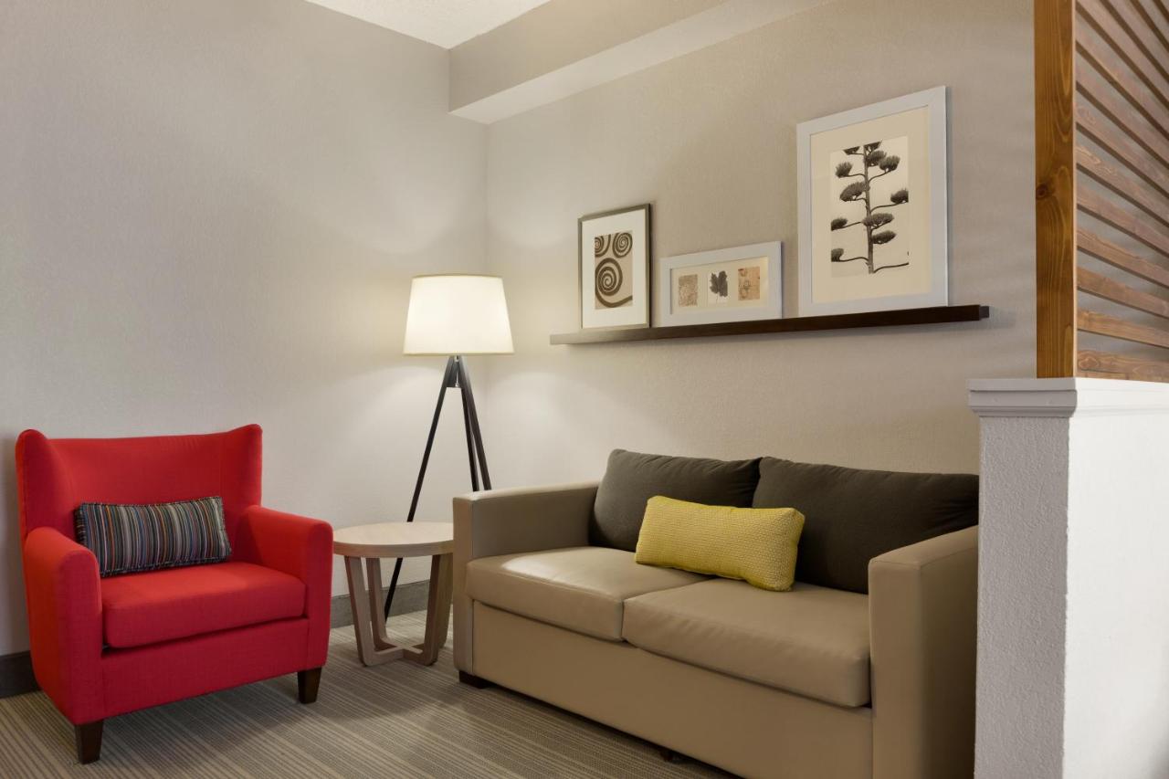 King Suite at Country Inn & Suites by Radisson, Jackson, TN