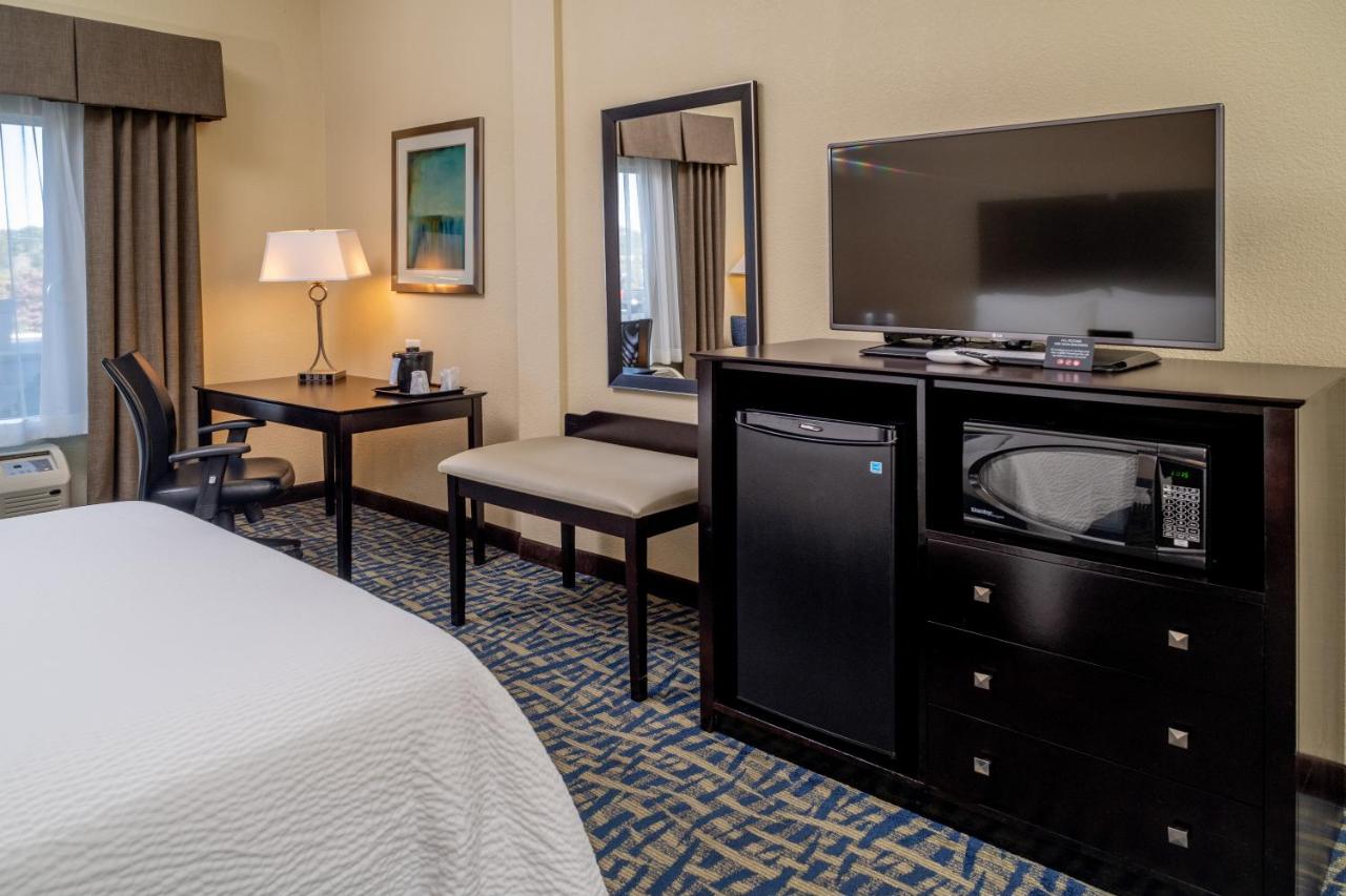 King Room at Holiday Inn Express & Suites Lebanon by IHG