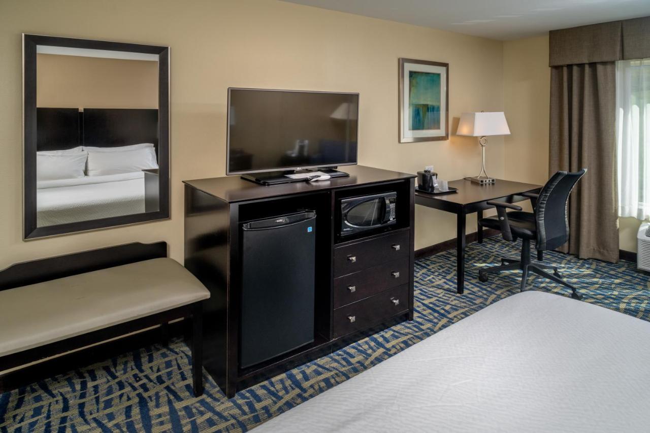 King Suite at Holiday Inn Express & Suites Lebanon by IHG