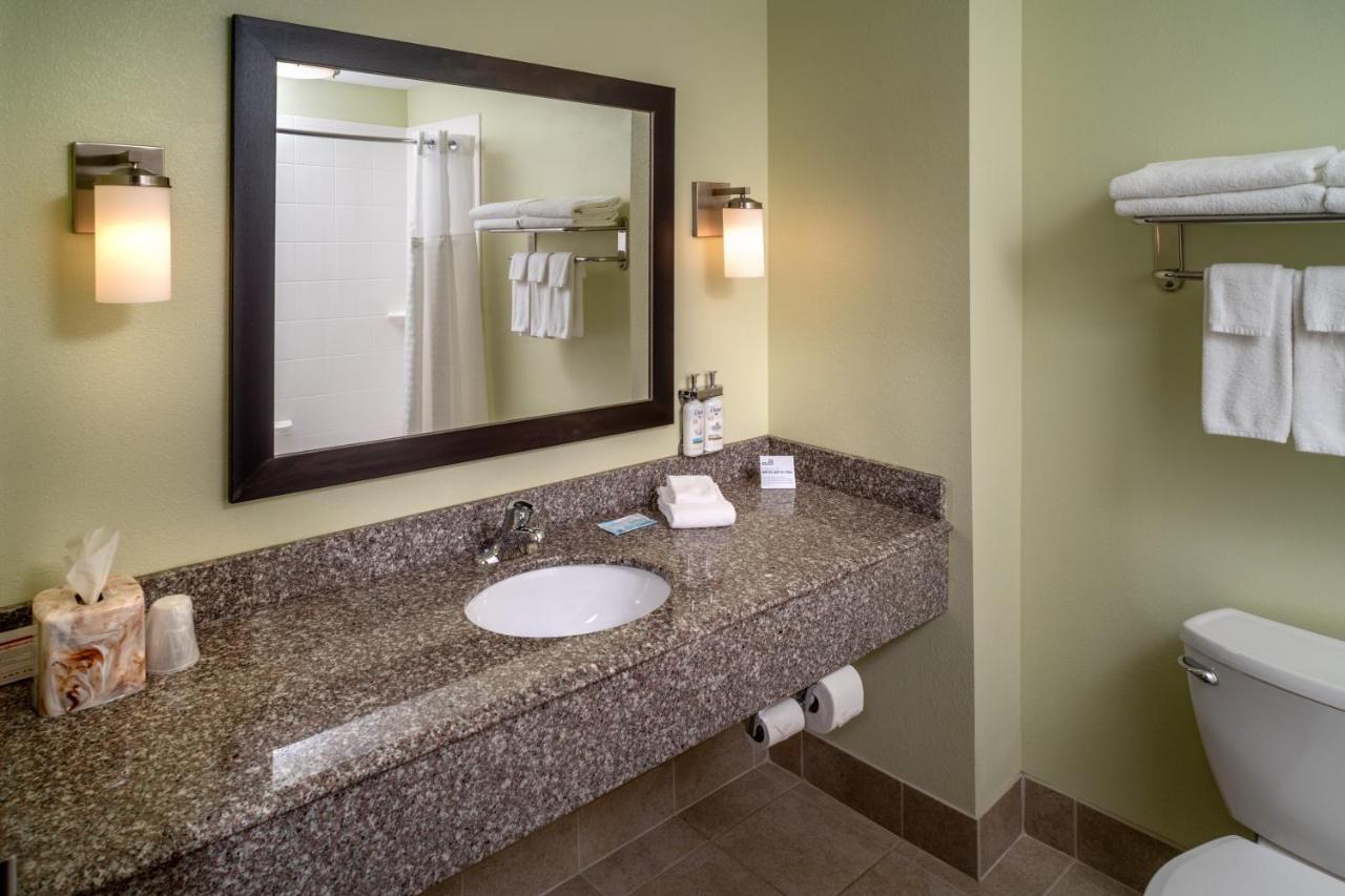 King Suite at Holiday Inn Express & Suites Lebanon by IHG