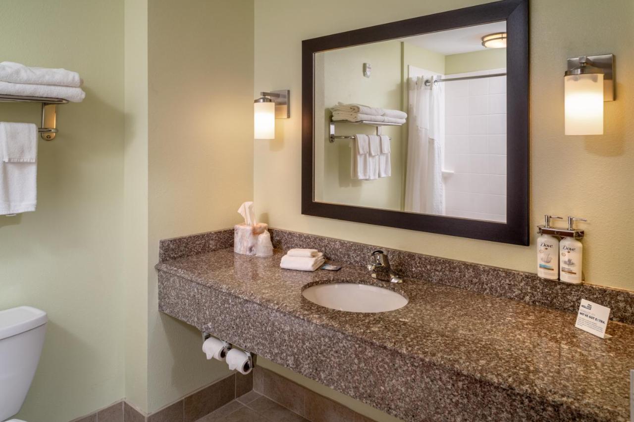 King Room at Holiday Inn Express & Suites Lebanon by IHG