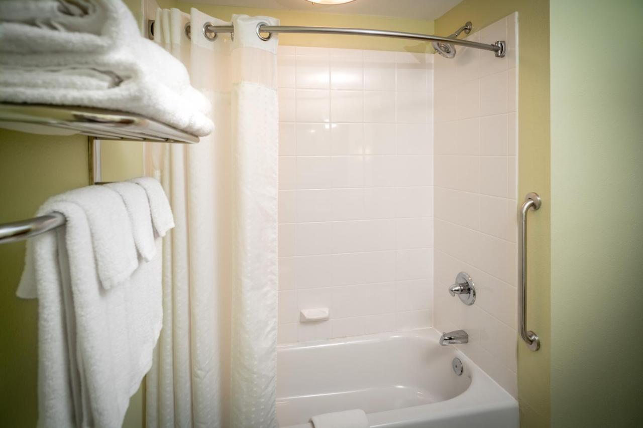 Queen Room with Two Queen Beds at Holiday Inn Express & Suites Lebanon by IHG