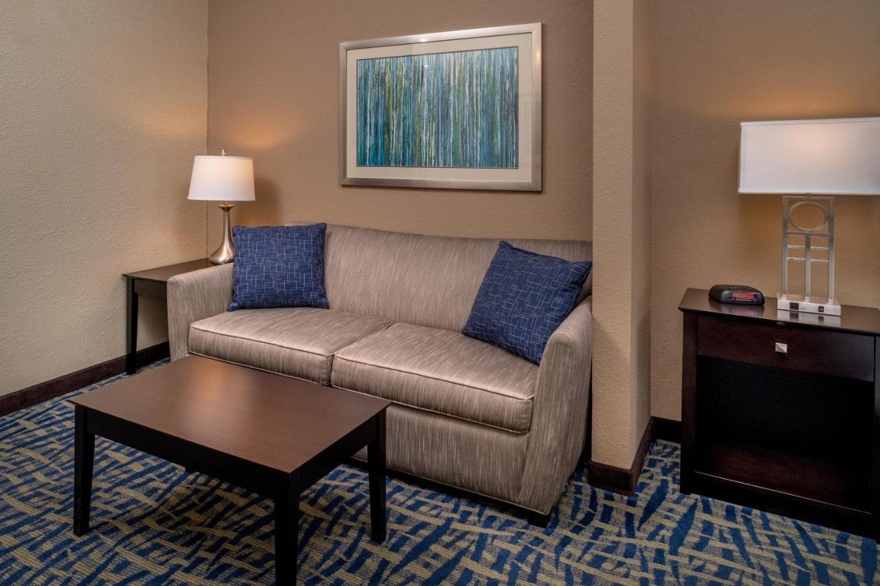 Suite - Disability Access Hearing Accessible at Holiday Inn Express & Suites Lebanon by IHG