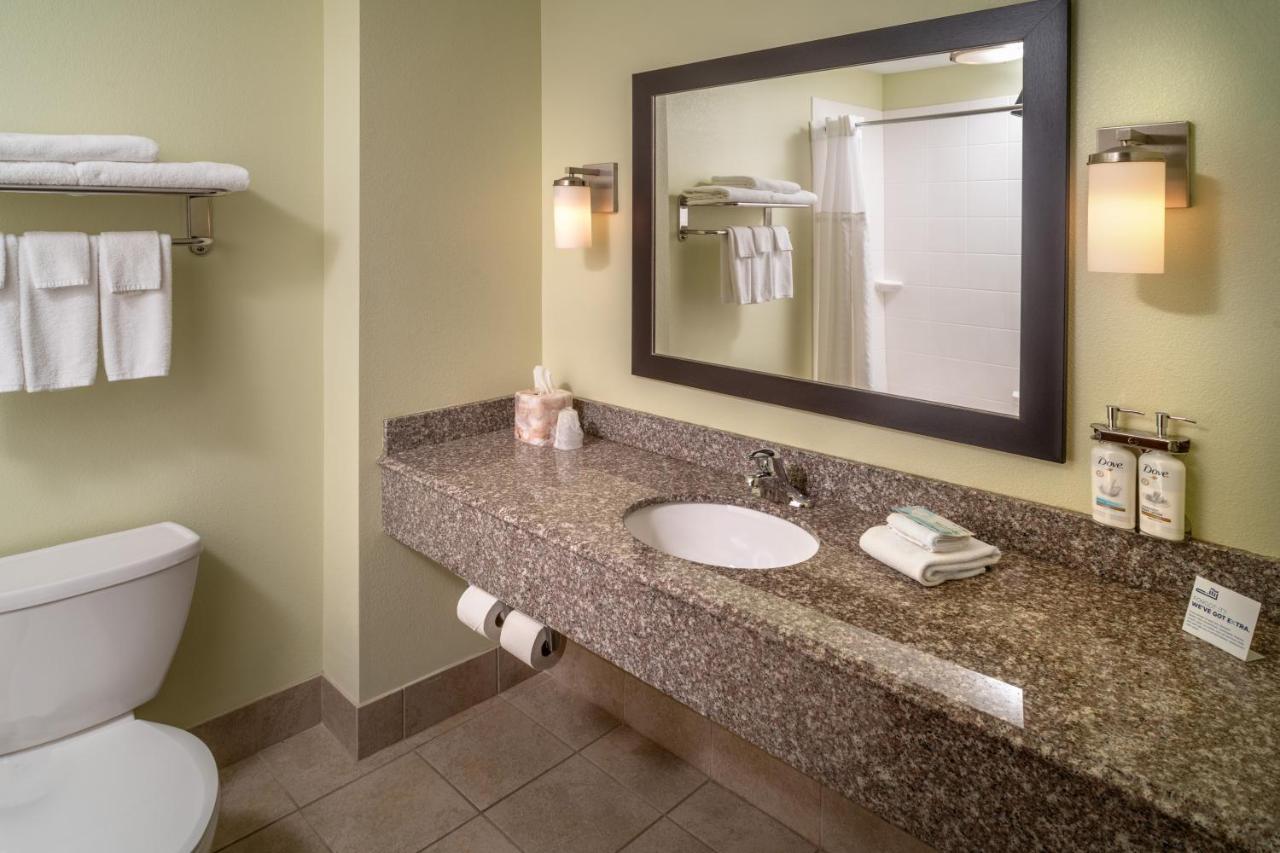 King Suite at Holiday Inn Express & Suites Lebanon by IHG