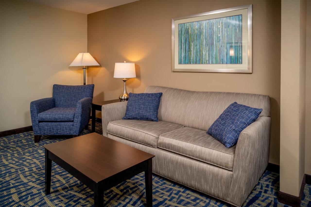 King Suite at Holiday Inn Express & Suites Lebanon by IHG