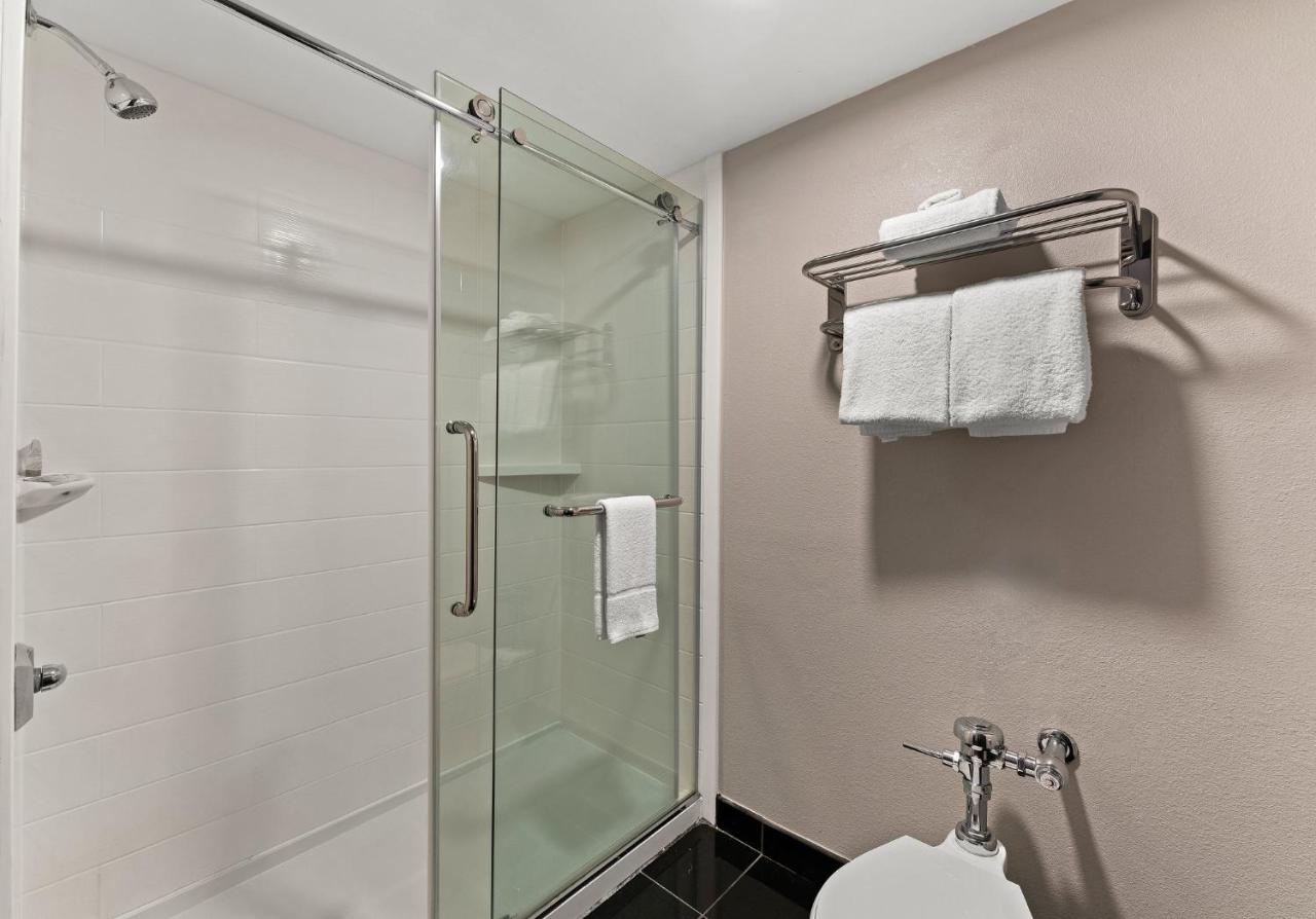 Suite King with Kitchenette Non-Smoking at Red Roof Inn Reading
