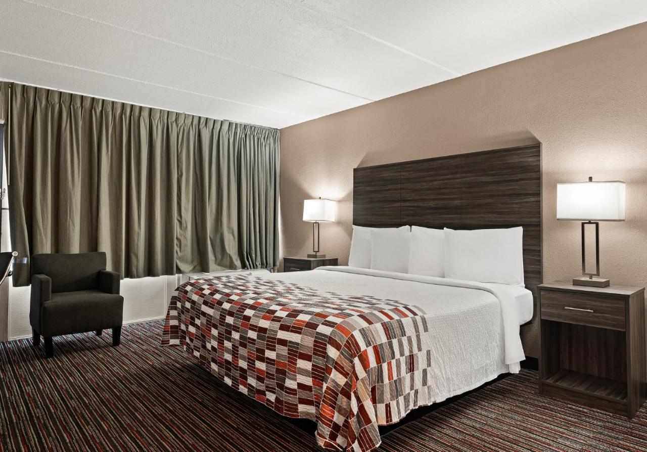 Suite King with Kitchenette Non-Smoking at Red Roof Inn Reading