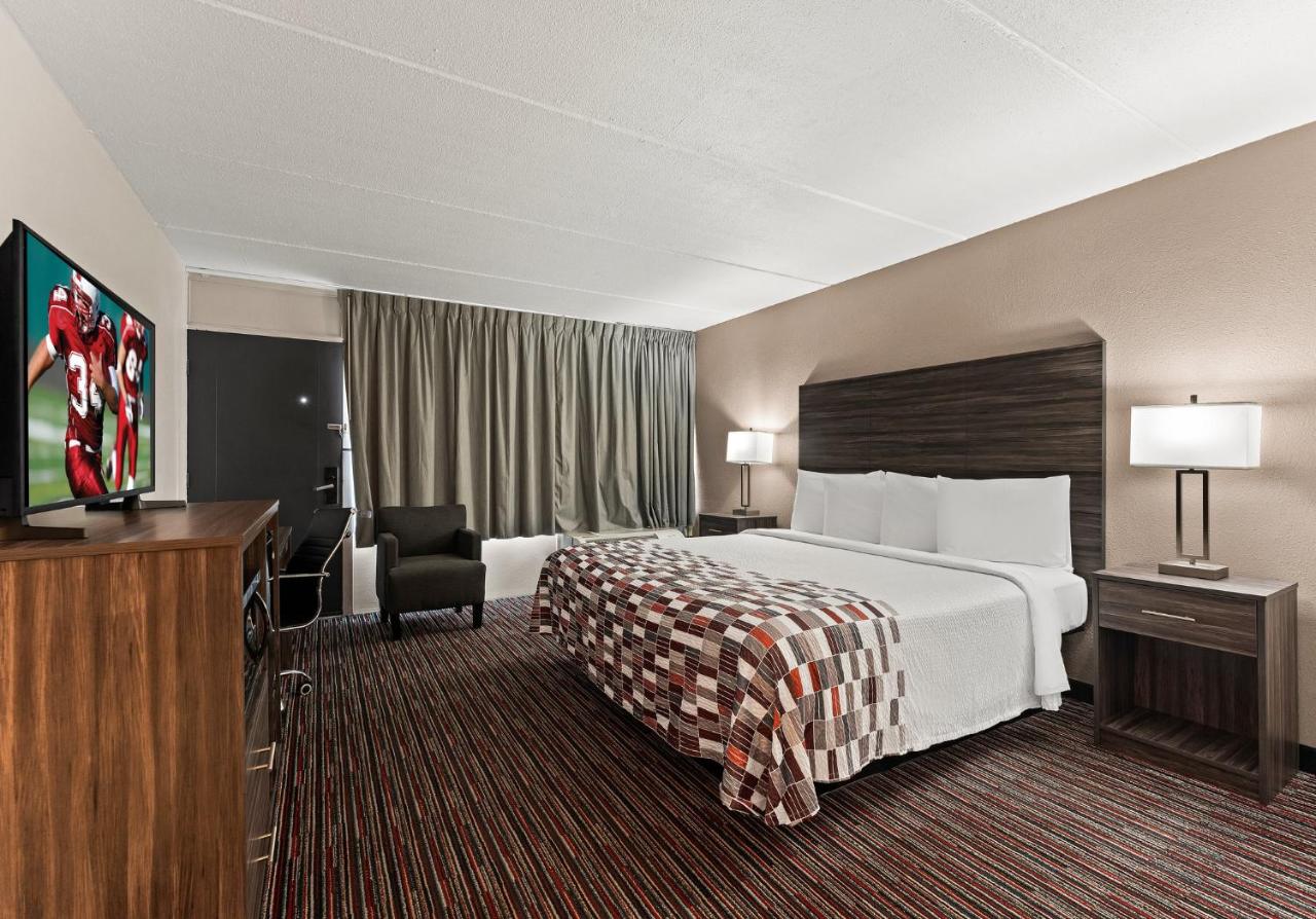 Suite King with Kitchenette Non-Smoking at Red Roof Inn Reading