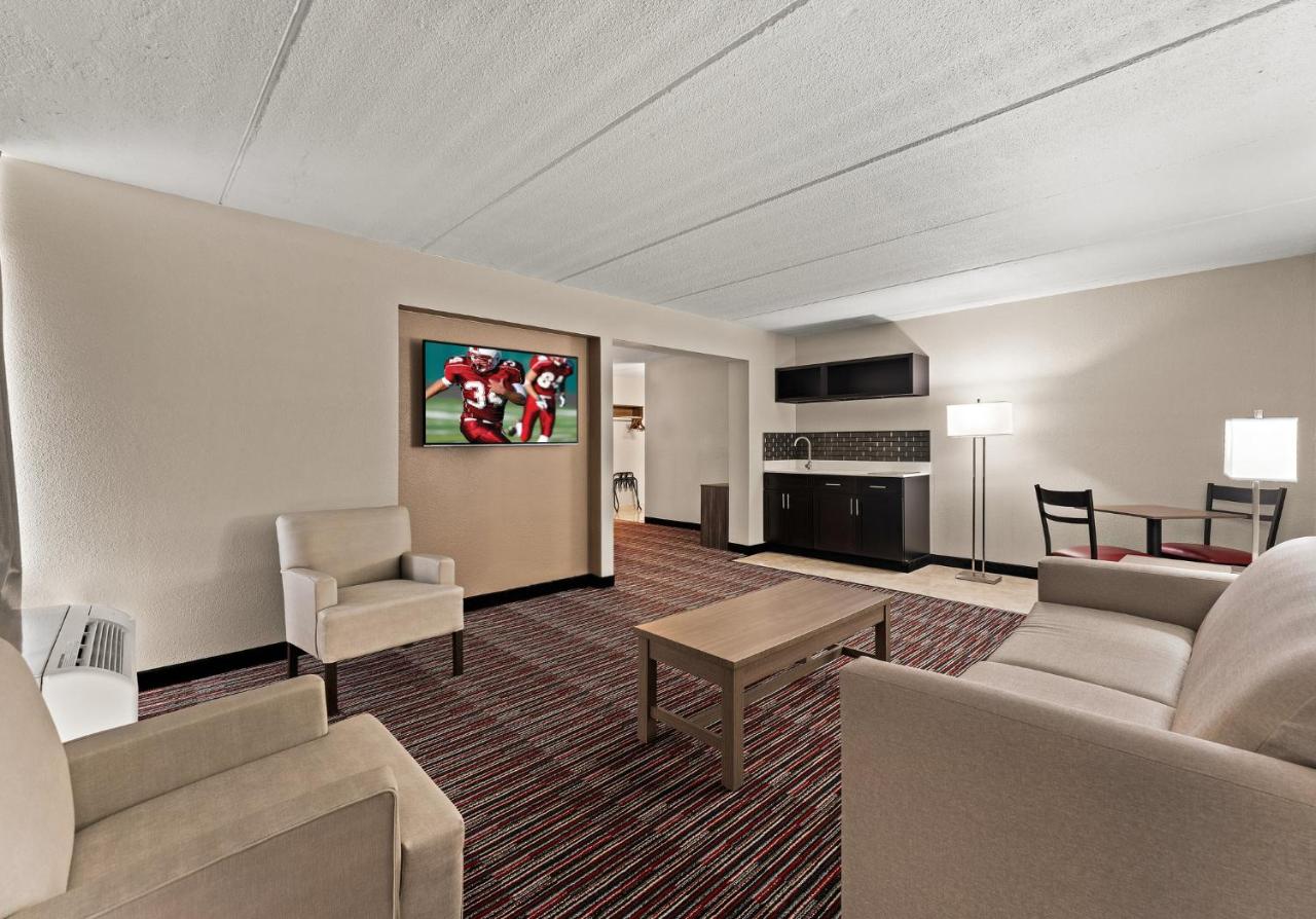 Suite King with Kitchenette Non-Smoking at Red Roof Inn Reading