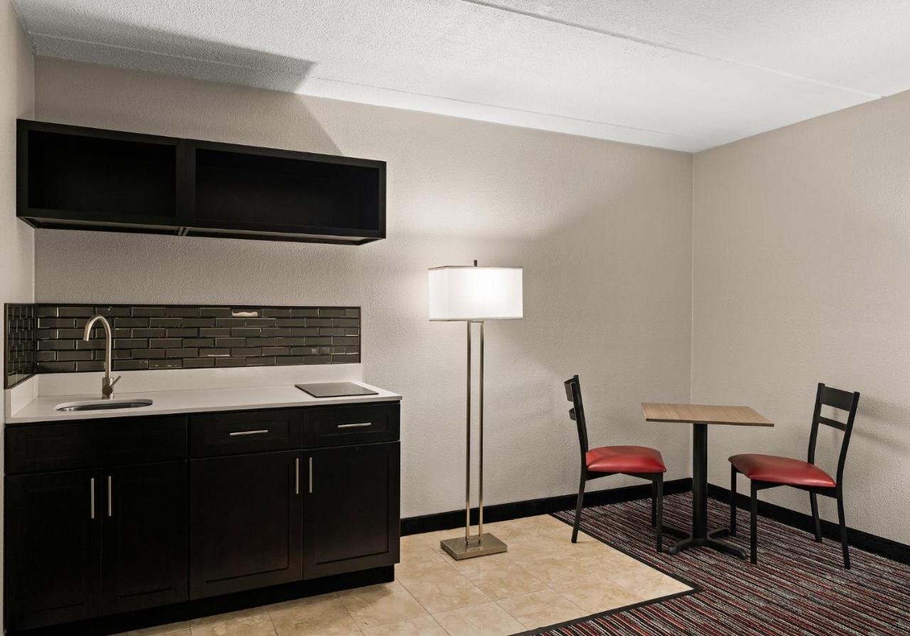 Suite King with Kitchenette Non-Smoking at Red Roof Inn Reading
