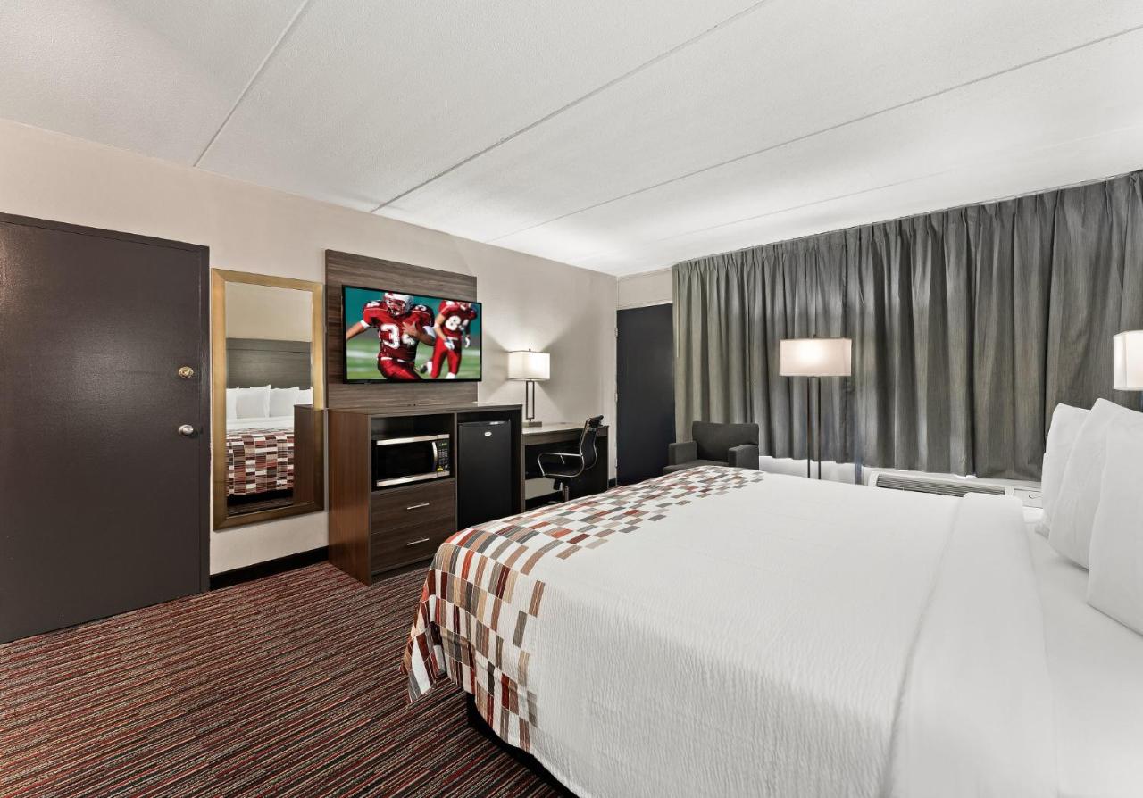 Superior King Room Non-Smoking at Red Roof Inn Reading