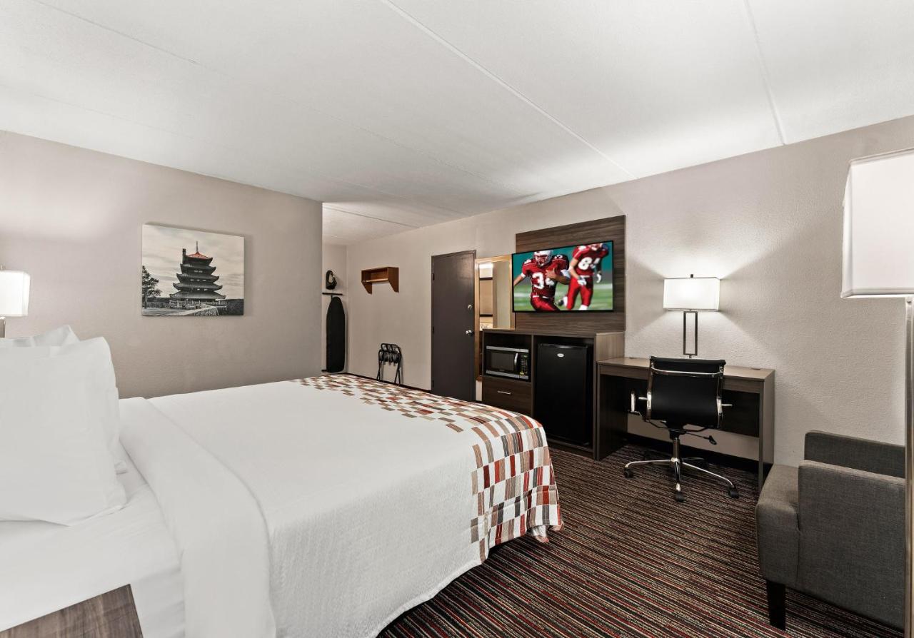 Superior King Room Non-Smoking at Red Roof Inn Reading