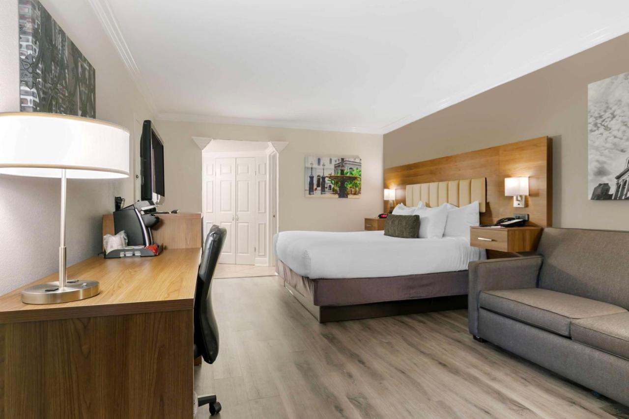 King Room with Sofa Bed - Non-Smoking at Best Western Plus Westbank