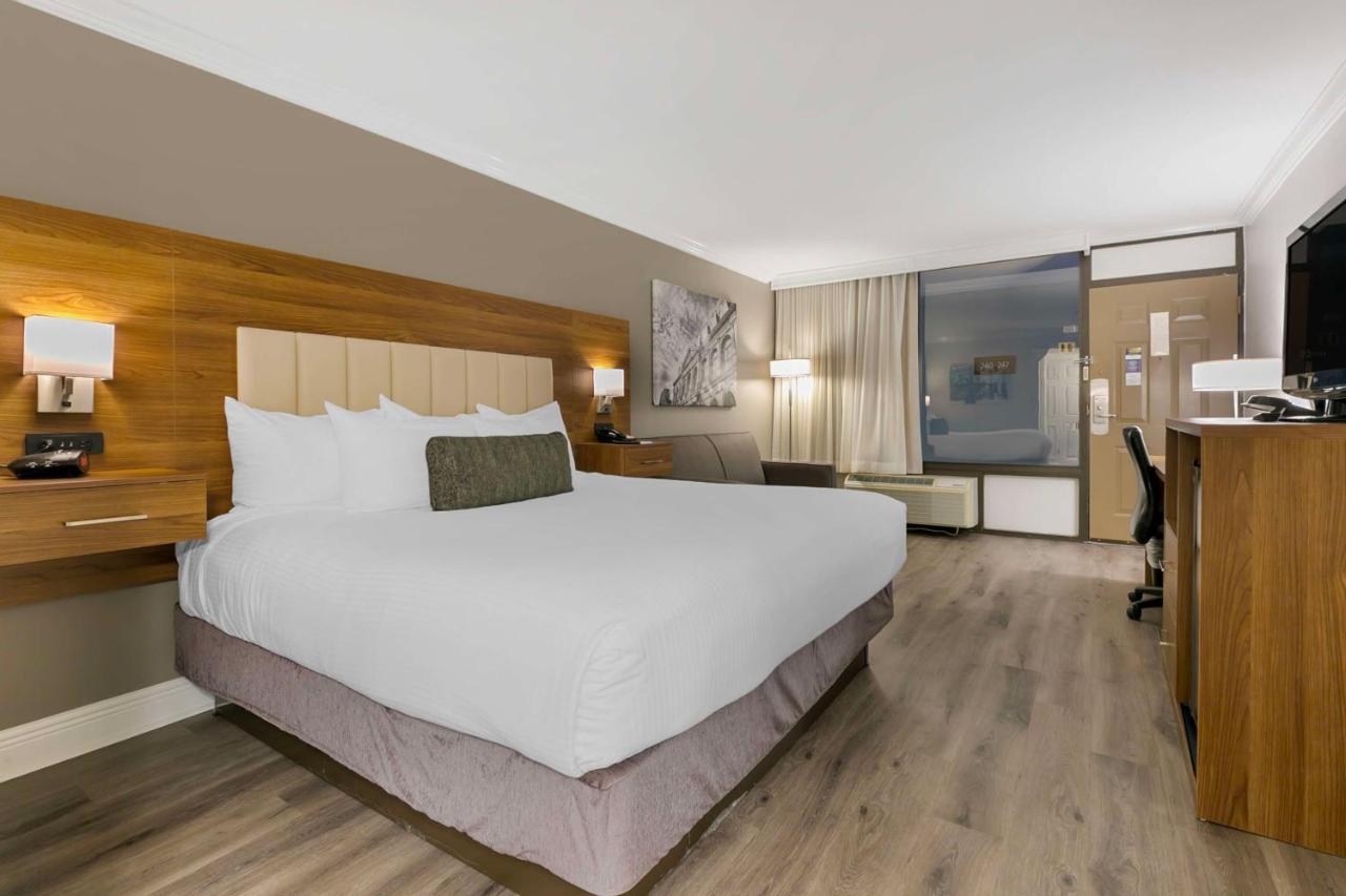 King Room with Sofa Bed - Non-Smoking at Best Western Plus Westbank