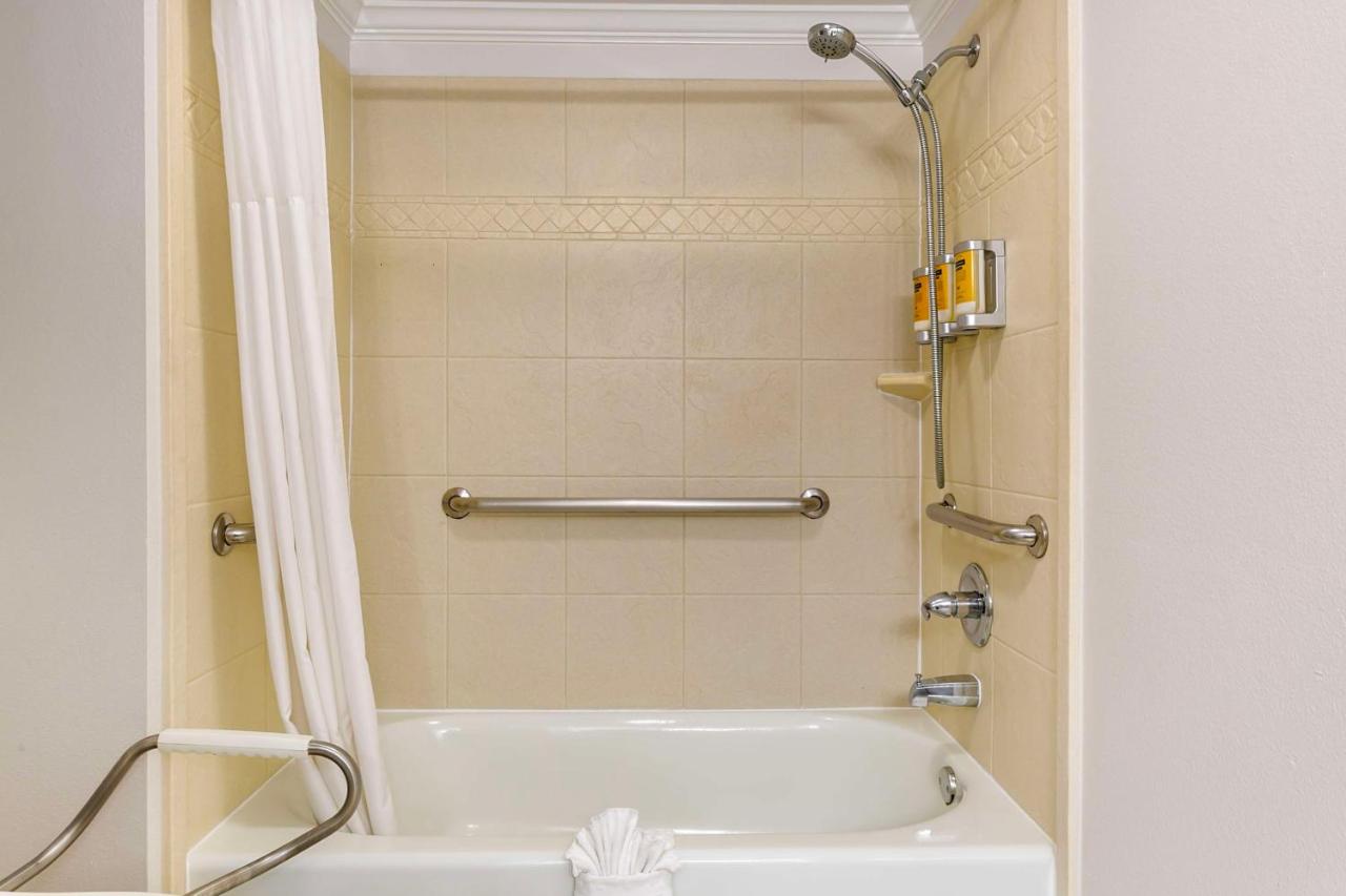 King Room with Mobility Accessible Bathtub - Non-Smoking at Best Western Plus Westbank