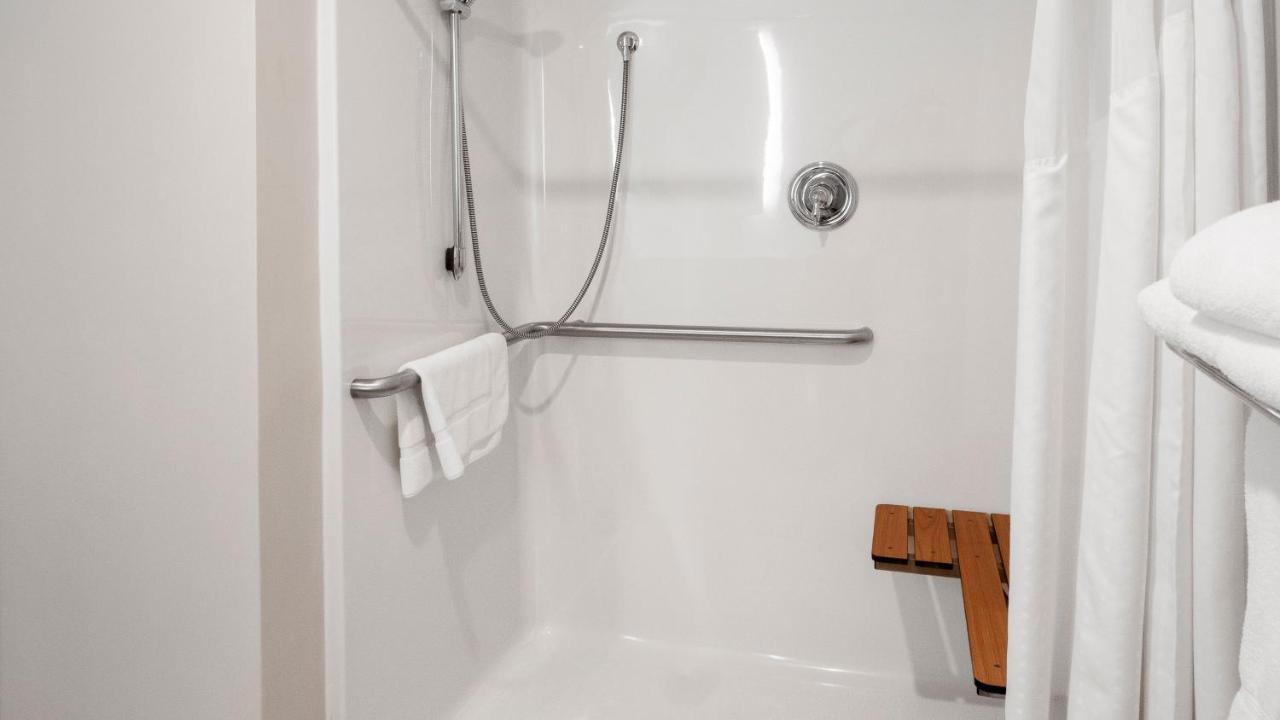 King Room - Hearing Accessible - Roll-in Shower at Holiday Inn Express and Suites Newton by IHG