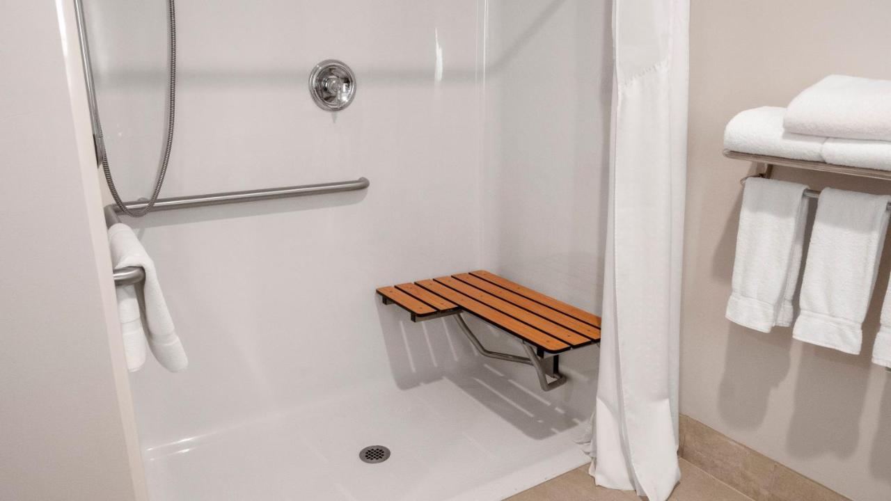 King Room - Hearing Accessible - Roll-in Shower at Holiday Inn Express and Suites Newton by IHG