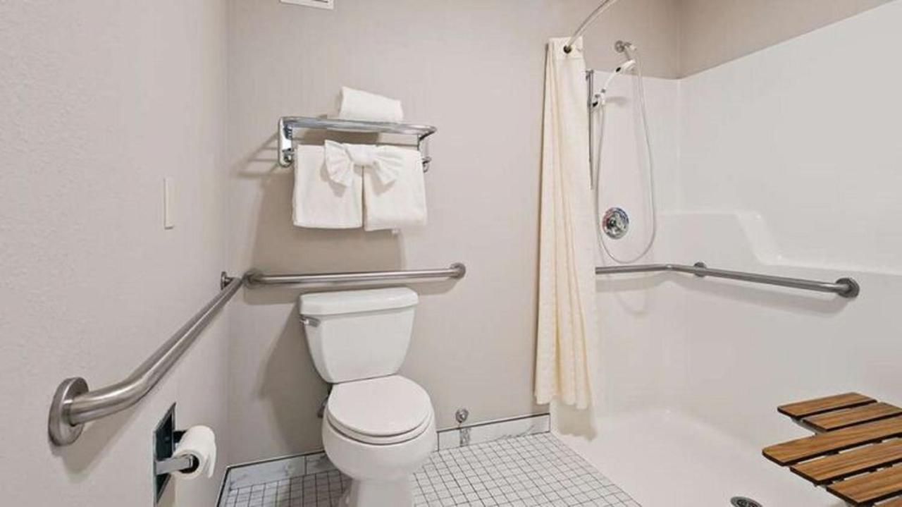 King Room with Roll-In Shower - Disability Access at Lighthouse Suites Inn