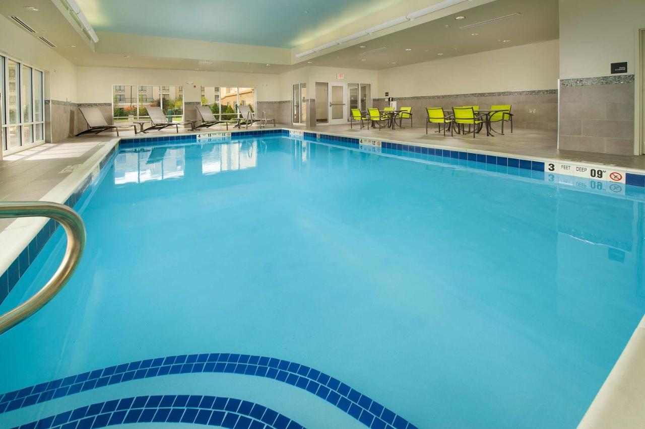 | Hampton Inn & Suites - Buffalo Airport