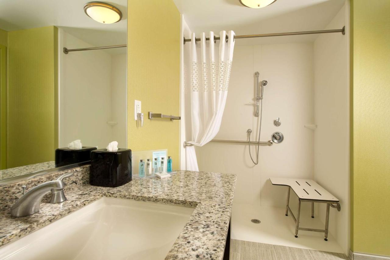 | Hampton Inn & Suites - Buffalo Airport