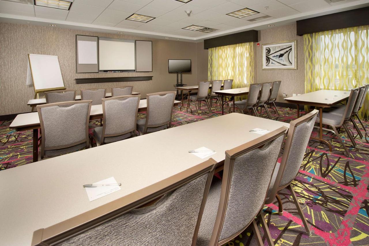 | Hampton Inn & Suites - Buffalo Airport