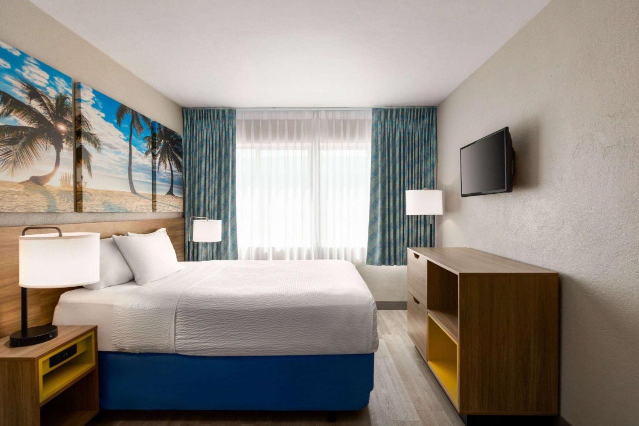 Queen Room - Non-Smoking at Days Inn by Wyndham Miami Airport North