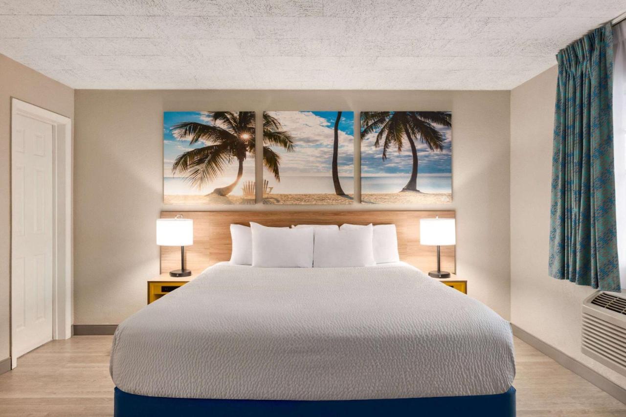 King Room - Non-Smoking at Days Inn by Wyndham Miami Airport North