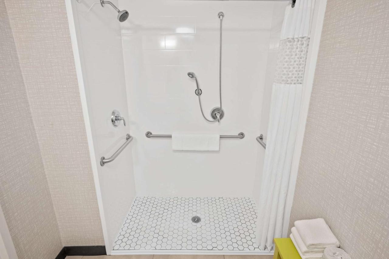 Queen Room with Roll In Shower - Disability Access Non-Smoking at Hampton Inn Cleveland-Westlake