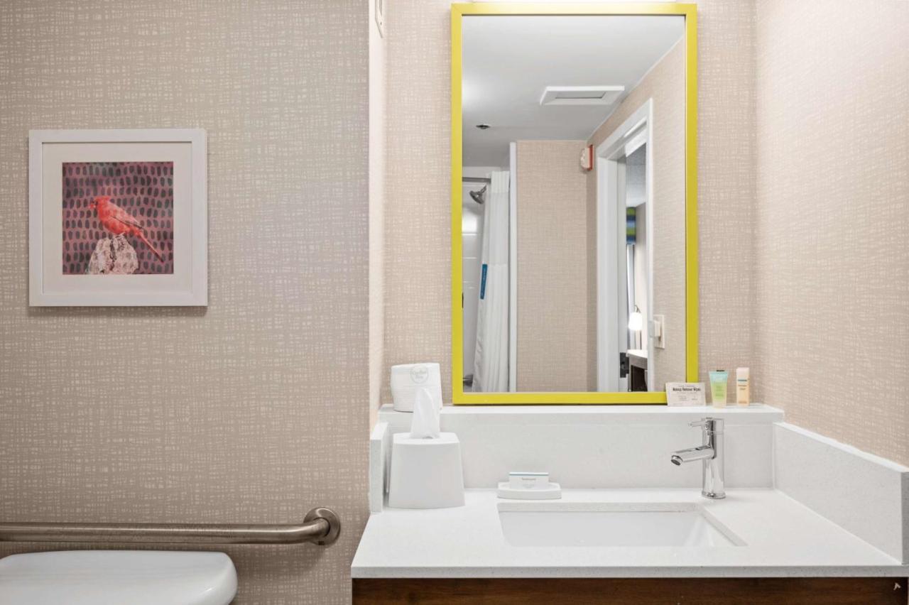 Queen Room with Bath Tub - Disability Access/Non-Smoking  at Hampton Inn Cleveland-Westlake