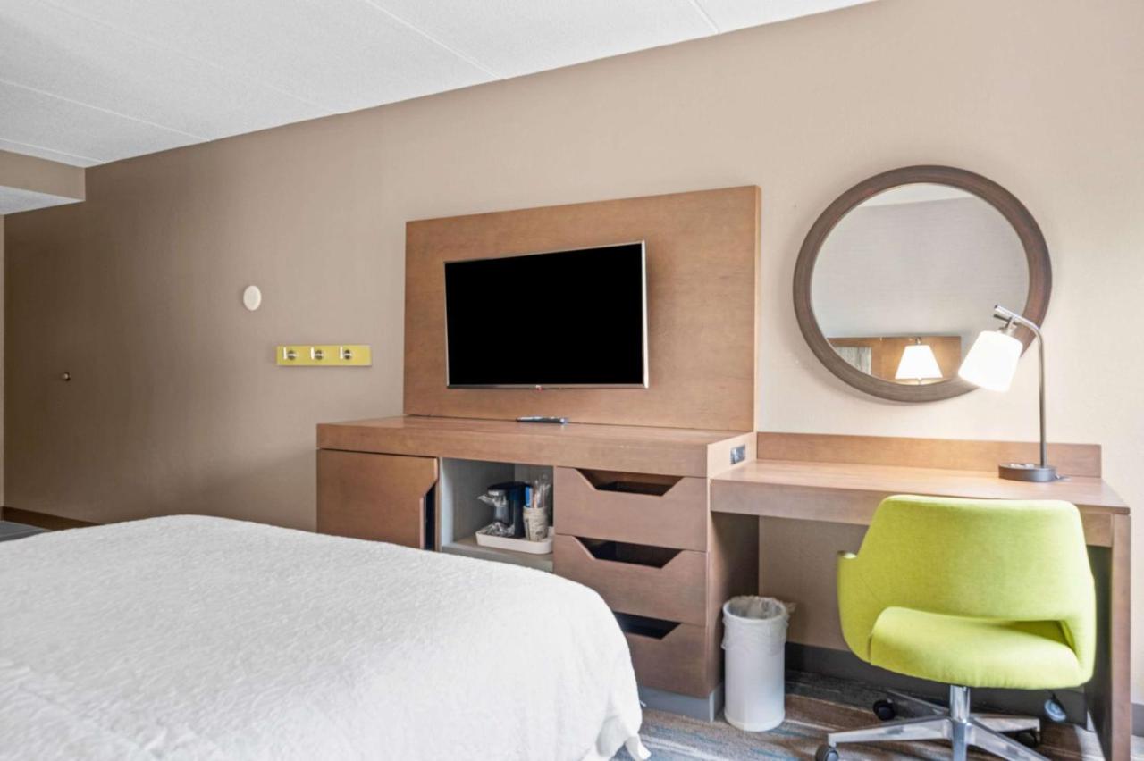Queen Room with Bath Tub - Disability Access/Non-Smoking  at Hampton Inn Cleveland-Westlake