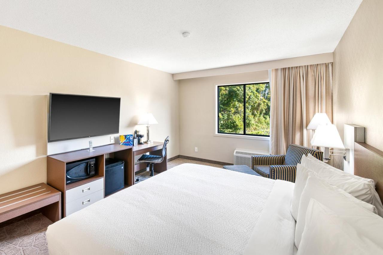 Deluxe King Room at English Inn of Charlottesville