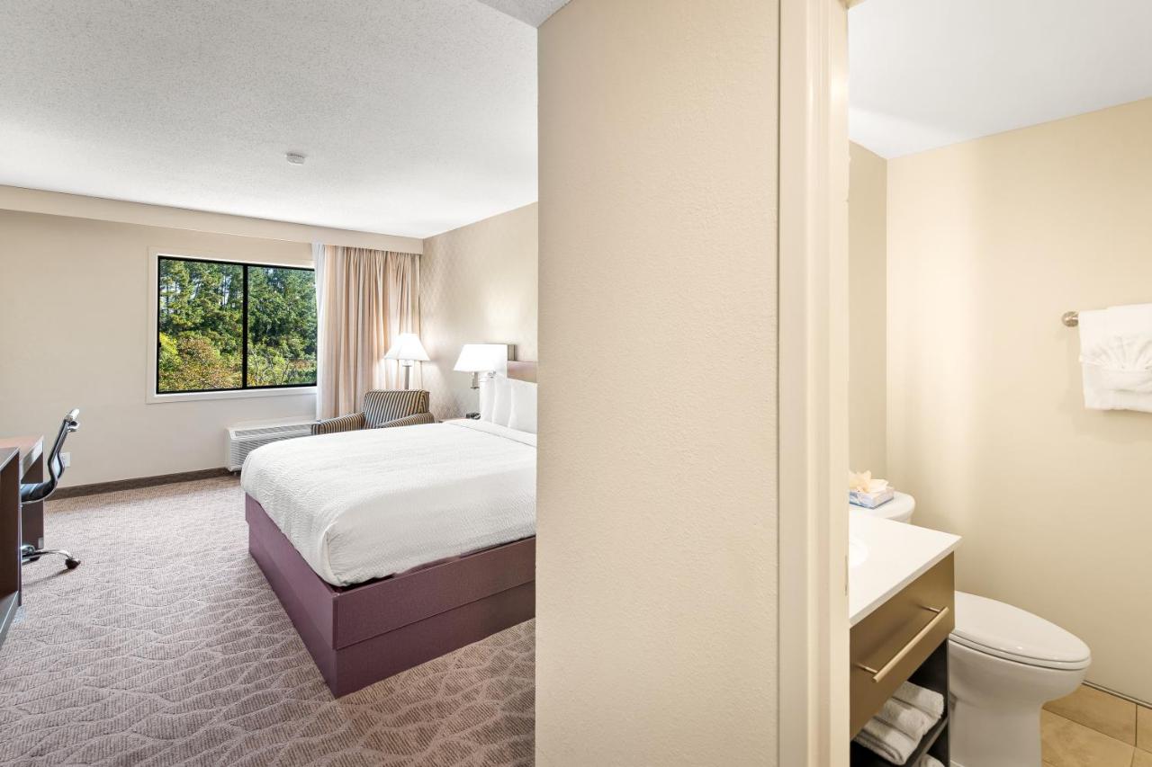 Deluxe King Room at English Inn of Charlottesville
