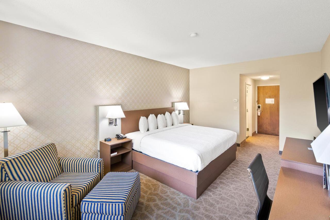 Deluxe King Room at English Inn of Charlottesville